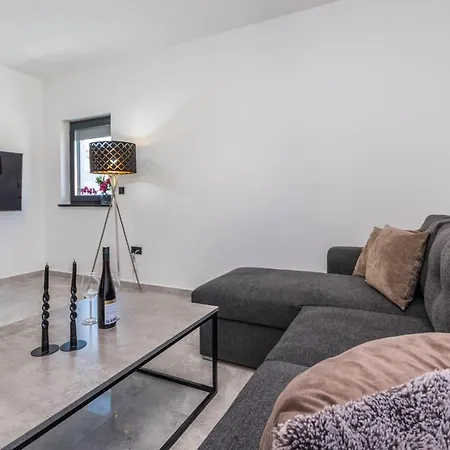 Nice In With Kitchen Apartamento Biograd Na Moru